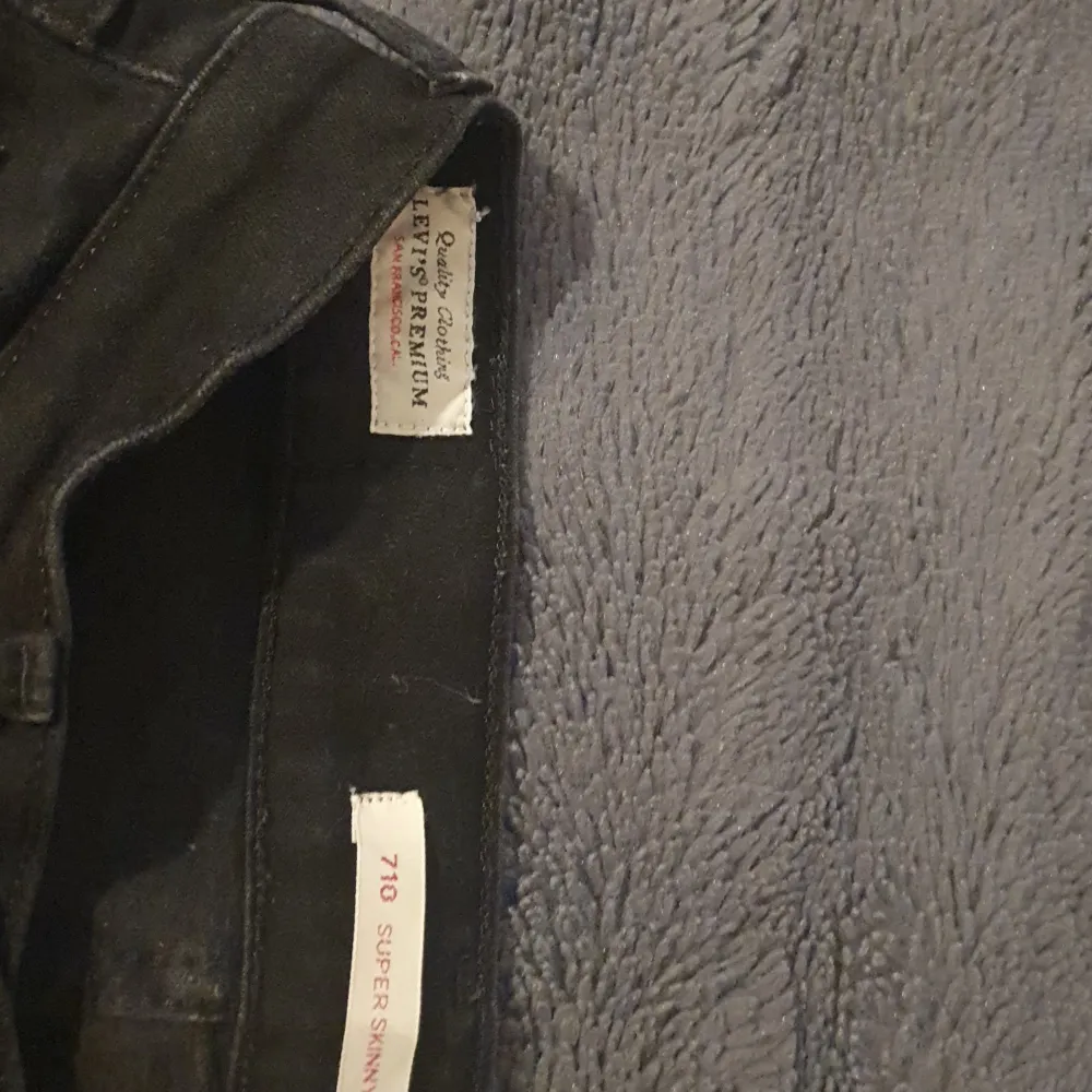 💕Ett par svarta skinny jeans ifrån levis i modellen 710, tycker dom e as snygga men tyvärr för små på mig, endast provade💕. Jeans & Byxor.