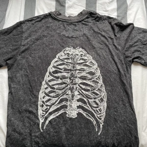Stor night addict skelett tryck tshirt - Brukade använda den här hela tiden men har inte fått använding till den på senaste. Det är storlek S men som ni ser är den ganska ”oversized”. Snygg o väldigt bra kvalite. Mycket bra skick för hur mycket användning jag fick av den.