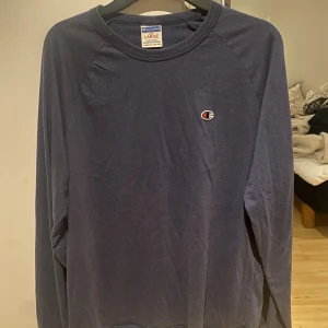Champion tröja - Mörkblå/lila Champion tröja. Storlek L, upplever den som kanske en M. 100kr + frakt