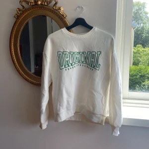 Sweatshirt med tryck - Aldrig använd sweatshirt från gina tricot