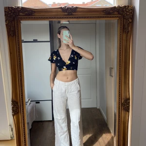 Blommig croptop - Söt blommig croptop, aldrig använd då den är lite för liten för mig 💖