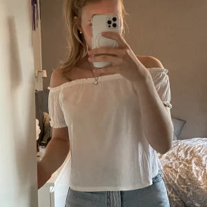 Vit topp - Off shoulder topp, sparsamt använd så i fint skick!🥰