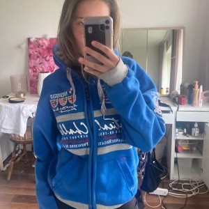 Blå hoodie - Fett cool hoodie andvänds inte längre💝💝vet inte riktigt vad de är för märke köpt secondhand 