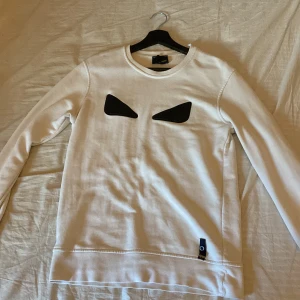 Fendi tröja - Säljer min Fendi tröja som jag tröttnat på och nu bara hänger i min garderob.