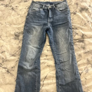 Utsvängda jeans med detaljer på bakfickorna  - Kommer inte till användning  Jätte fina jeans Utsvängda  