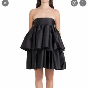 Söker denna klänning eller liknande då den är slutsåld. Helst i storlek xs eller s