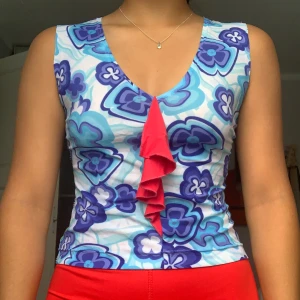 Mönstrad Topp - En armlös mönstrad som är väldigt unik! I storlek S och bra skick. 