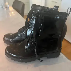 Svarta glansiga boots från HM Aldrig använda 