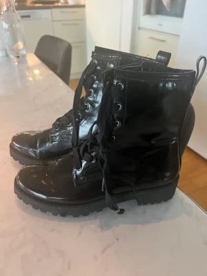 Boots  - Svarta glansiga boots från HM Aldrig använda 