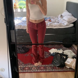 Superdry jeans  - I mocha material, och ganska stretchiga, använda få gånger och nu pris är 999kr, byxorna har defekter så skriv om ni behöver se bild 