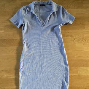 En blå klänning från Zara - Storlek L, men den är lite liten i storleken - Använd 2 gånger då den är för kort för mig tyvärr - Köparen betalar för frakt - Inga returer - Betalning via köp direkt 