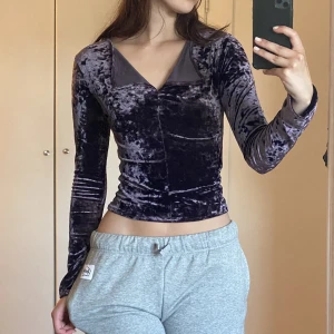 Sammet tröja - Mörklila långärmad i sammet, jättefint skick enbart använd fåtal gånger<3 Storlek M men passar mig som är S vanligtvis! 