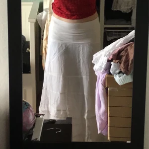 Vit långkjol  - Vit långkjol från märket LOFT. Nypris var ca1000kr. Priset är diskuterbart vid snabbt o smidigt köp:) Mått: midja 40cm rakt över, längd 91cm Går att ha både låg o högmidjat. Dubbelt lager tyg så ej genomskinlig! Tveka inte att meddela mig vid frågor☺️