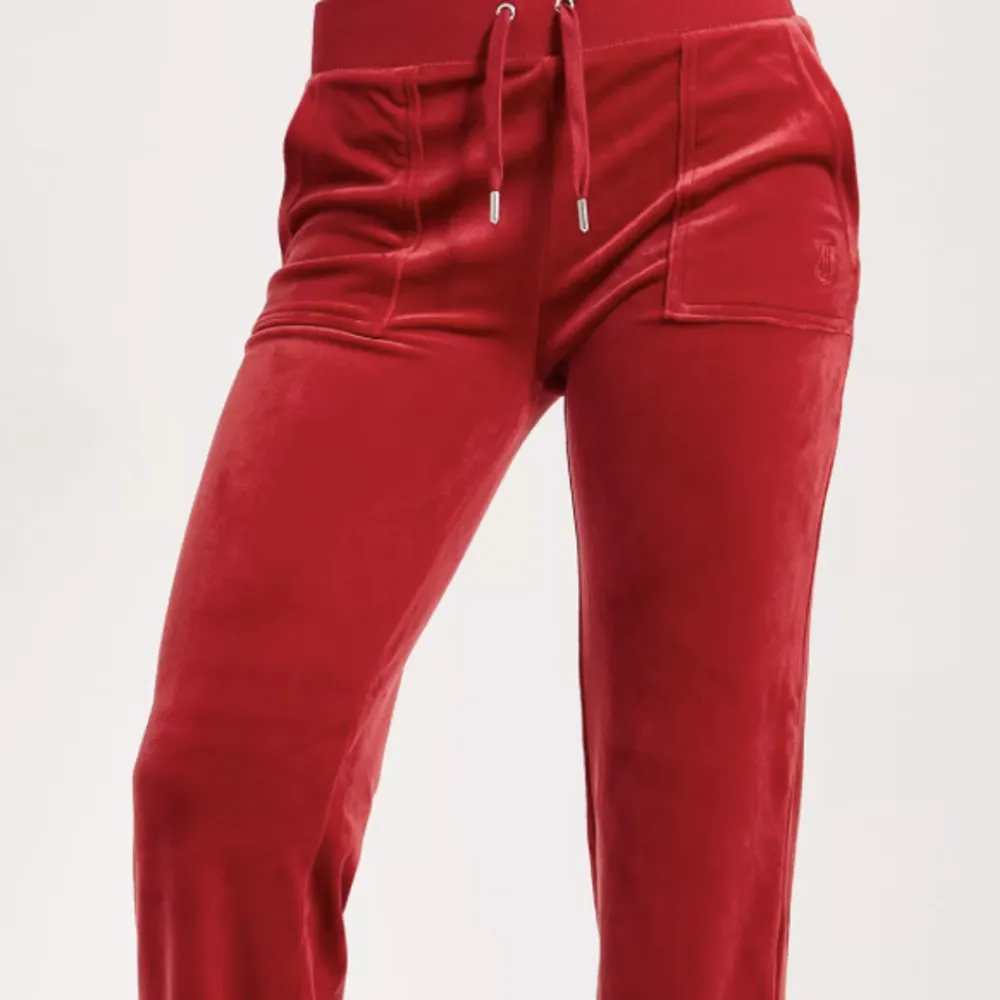 Säljer mina röda juicy byxor u storlek xxs. Kommer aldrig till användning tyvärr, använda fåtal gånger hemma. Köpte för 1100kr. Jeans & Byxor.