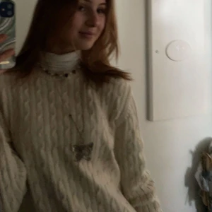 stickad långärmad tröja - Jättemysig långärmad tröja som jag älskar!! Säljer då jag har en annan jag använder mer💘 bra skick!