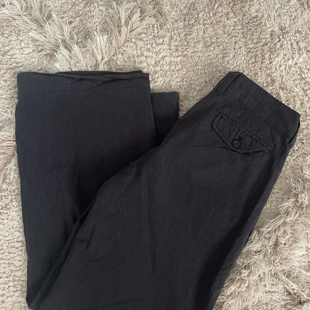Mörka randiga lågmidjade byxor💕passar en S eller M💕fråga om det är något ni undrar. Jeans & Byxor.