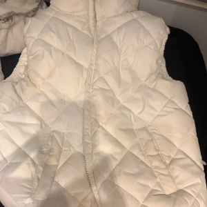 Vit väst  - Använd men vill köpa en ny nu stolek är 146/152 jag bruka nära s-m och den passar mig lite tajt vid bysten men västen går att stänga ändå 