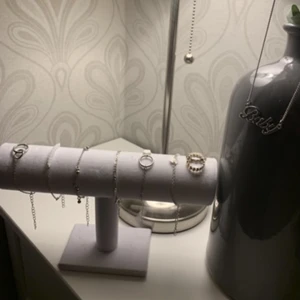 Smycken - Väldigt mycket smycken för ett bra pris🤩 Använts 2-4 gånger och är som nya❣️ Går att inte att köpa endast en eller så. Men priset kan absolut diskuteras🙌🏼