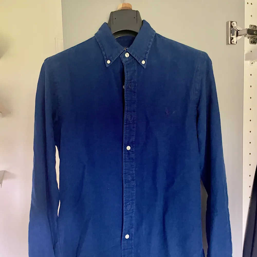 POLO RALPH LAUREN Slim Fit Garment Dyed Oxford Shirt Indigo  Artikelnummer: 14136011r Skjortan är i storlek S och är knappt använd. 100% bomull  I perfekt skick!  Ordinarie pris 1300kr . Skjortor.