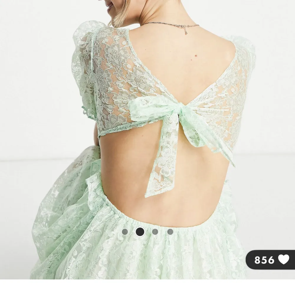 Säljer denna söta ljusgröna klänning då den inte kommer till användning💕 skicka för fler bilder. Nypris 789 kronor. Klänningar.