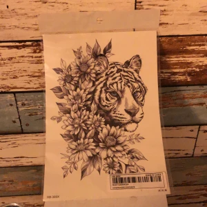 Fejk Tatuering - En fejktatuering som du sätter på kroppen med vatten, som sedan går bort efter några dagars duschade.