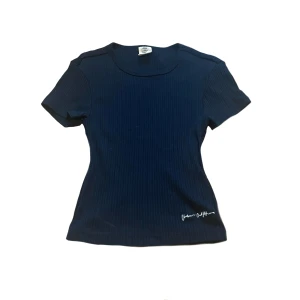 UO top - Söt tight mörkblå top från Urban outfitters som inte går att köpa längre :) har bara använt ett fåtal gånger så den är i nyskick❣️