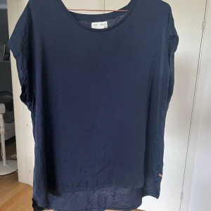 Tunn T-shirt  - Enkel tunn T-shirt men något pransparant baksida 