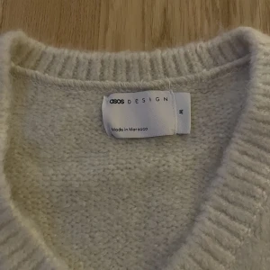 Stickad V neck tröja Asos - Vit/creme Stickad V neck tröja från ASOS, endast testad. Storlek M oversized passar L.