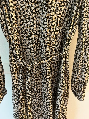 Klänning med knytband i midjan - Klänning med knytband i midjan, aldrig använd.  