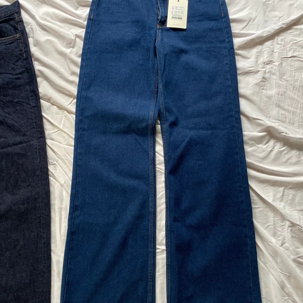 Vida jeans från gestuz, aldrig använda. Sitter tajtare i midjan. . Jeans & Byxor.