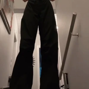 Cargo byxor  - Säljer min byxor då dom inte kommer till användning längre. Fick inte till en så bra bild så om ni vill ha fler så skriv💕💗