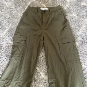 Cargos - Ett par mörkgröna cargos från bershka, i bra skick, inga hål osv. Skriv för fler bilder☺️