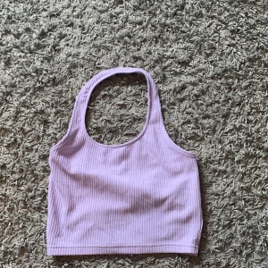 Topp - Lila topp med band runt nacken. Använd 1 gång på midsommar förra året. 