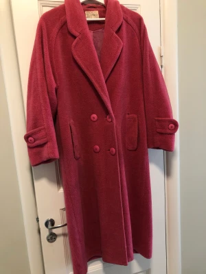 Pink robe coat vintage - A blue stain, two small holes by the pockets (all fixable) 