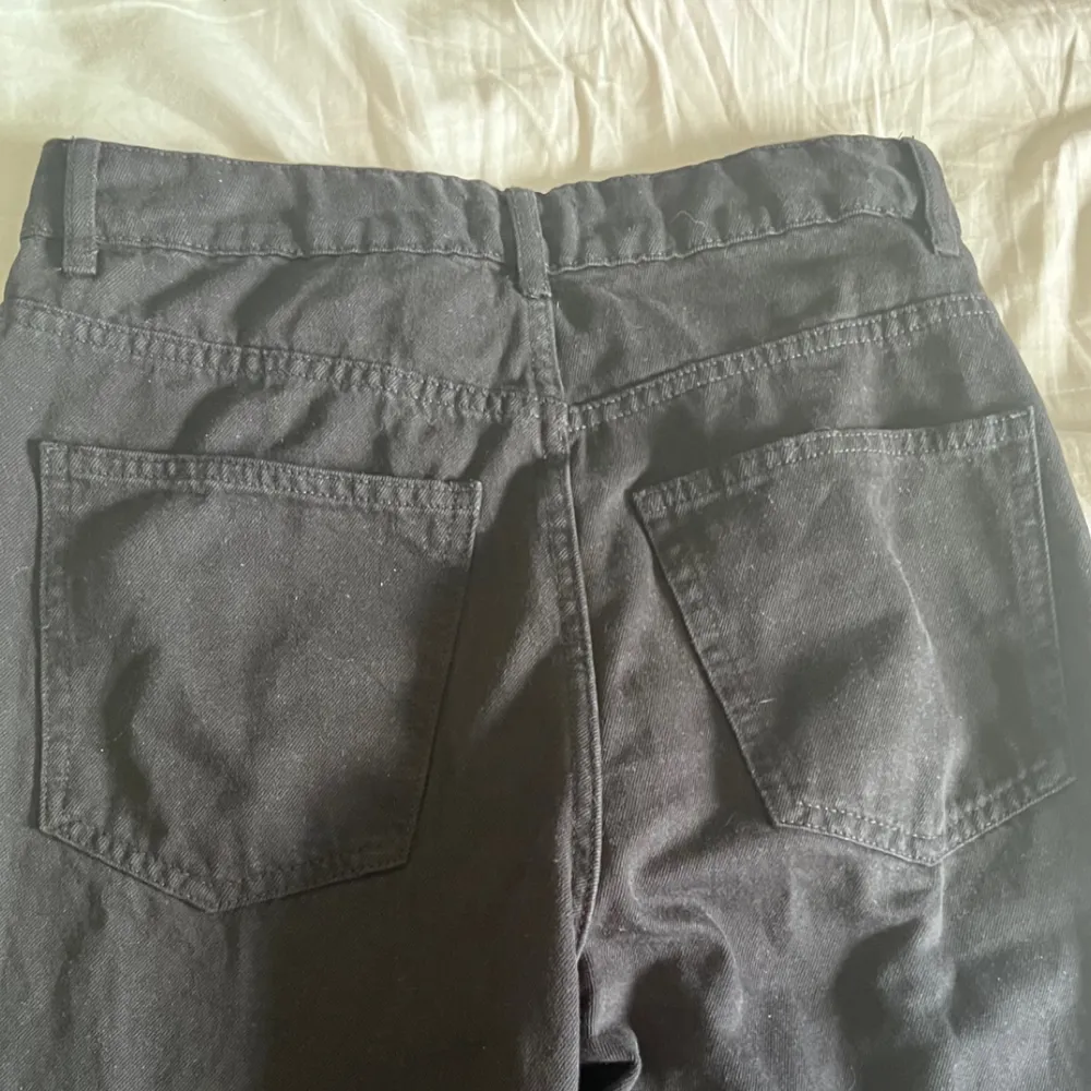 Svarta baggy jeans från Gina! ( Högmidjade) Säljer då de inte kommer till användning längre!. Jeans & Byxor.