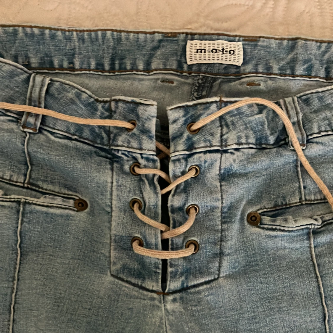 Lågmidjade jeans med knytning  - 90