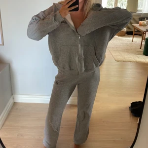 Mjukisset från ADANOLA - Oversized hoodie med raka mjukisbyxor från adanola! Använt fåtal gånger, väldigt fint skick! Storlek S i båda 🌼går att köpa separat också