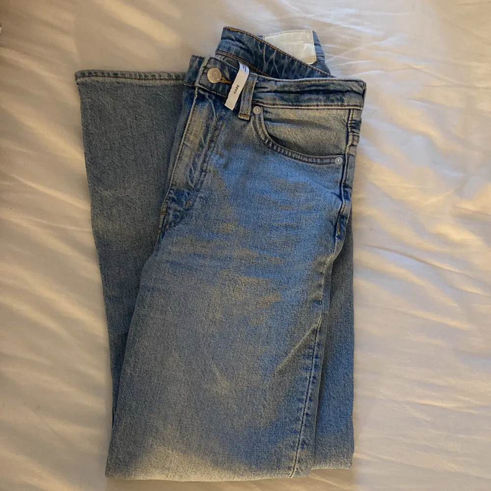 Storlek W27 L28. Raka jeans med en fin blå färg.  Knappt använda då dem är lite för stora på mig.. Jeans & Byxor.