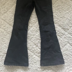 Jeans  - Säljer ett par jättefina jeans i bra skick från Lindex, pågrund av att dom är för små💗