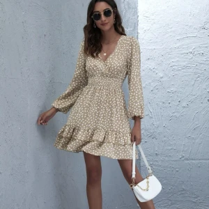 Sommarklänning - Säljer nu denna klänningen från shein pga lite användning. Inga defekter överhuvudtaget.  Kontakta gärna för fler bilder.