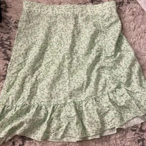 Kjol  - Kjol grön nästa helt ny använd en gång jätte fin gullig blommig💚❤️