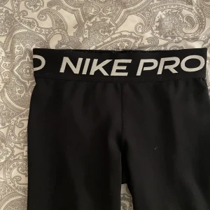 NIKE PRO byxor - Ett par nikepro träningsbyxor i storlek 140/150. Är 163-164 och dom är väldigt korta och försmå. Dom är ganska bra skick förutom att dom är noppriga inuti byxorna vid midjan. Köpte för 500kr. Skriv vid frågor eller intresse !! 💓