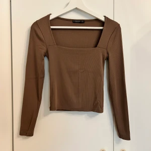 Square neck top - It’s from Stradivarius. High quality fabric with trendy square neck! I sell it because the colour of off my skin. 