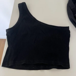 Oneshoulder top - Svart snygg topp!!!