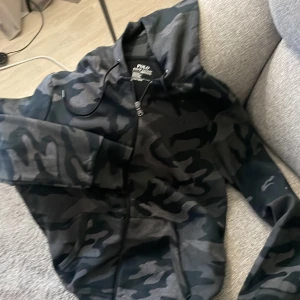 Polo Ralph lauren - Ralp lauren hoodie i storlek S, använd 1 gång och har legat i garderoben sen dess. Kan skickas men jag står inte för frakten
