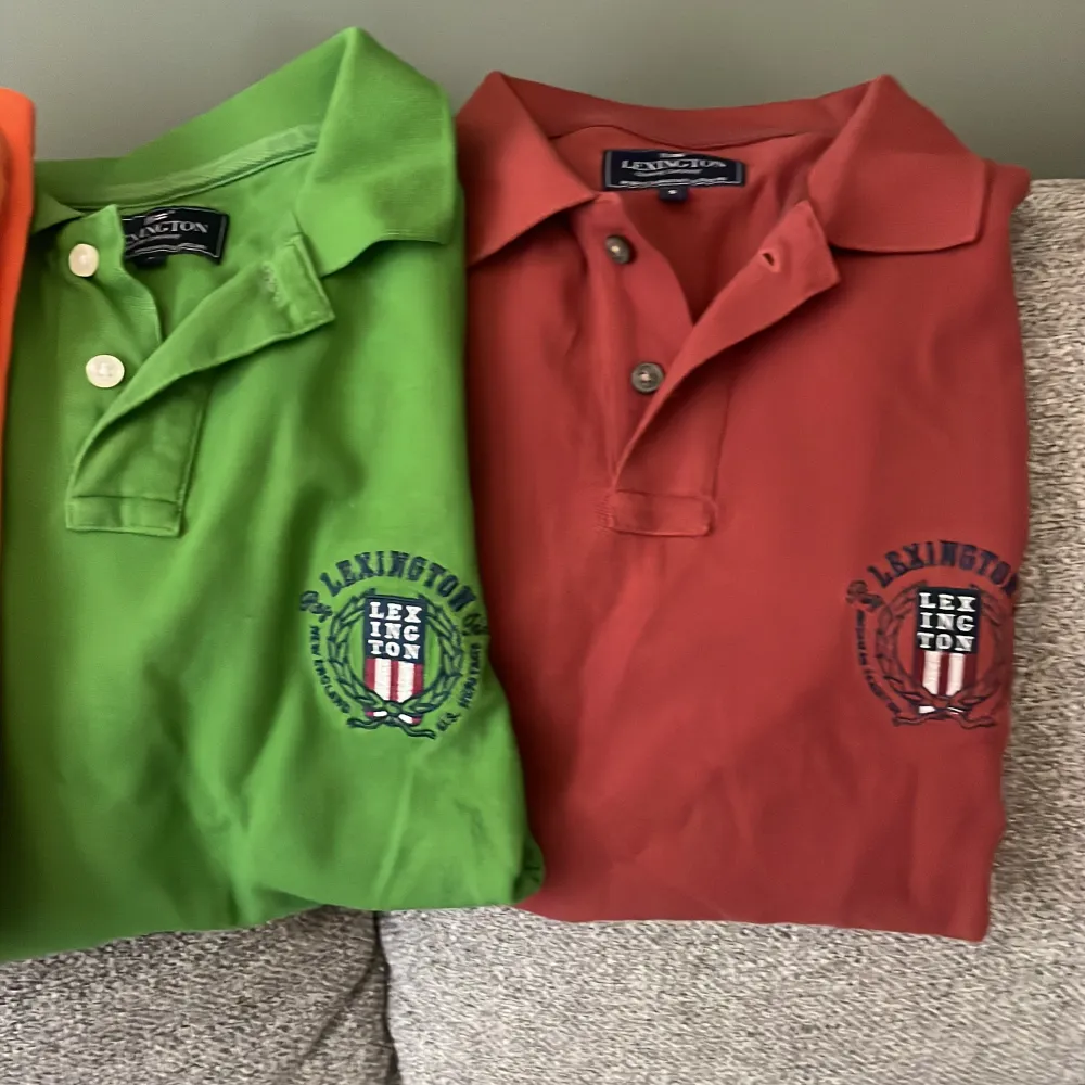 4 par piké i olika färger, storlek S på allihopa, använda under en sommar och har legat i garderoben sen dess. T-shirts.