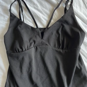 Topp från bikbok - Topp från bikbok som är köpt från plick! Den är i bra skick och inga defekter alls🙌🏼 Använd köp nu💕