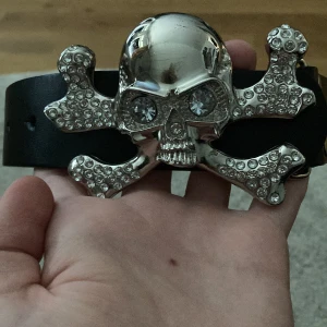 Skull belt  - Säljer mitt as feta skärp med en dödskalle på. Riktigt bra kvalite och inga defekter på bältet. Använt det några gånger 