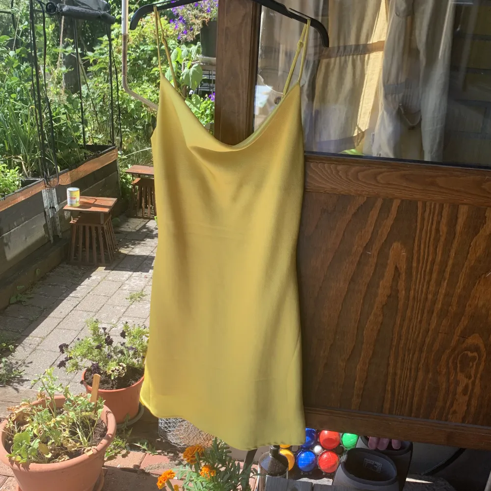 Jättesöt grön/gul mini klänning från Gina tricot! Aldrig använd, prislappen finns kvar. En perfekt klänning till fest men även vardags :) bra skick, lite lösa trådar här och var. Skriv om ni har frågor! Köpare står för frakt. 200kr + frakt. Klänningar.