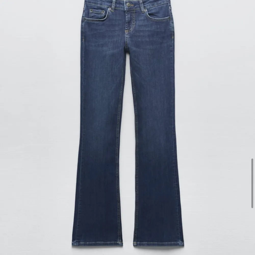 INTRESSEKOLL på två par zara jeans, köpte nyligen inte så använda. Jag är 1,63 och dom båda sitter perfekt. Pris kan diskuteras ifall det är så att någon är intresserad!. Jeans & Byxor.